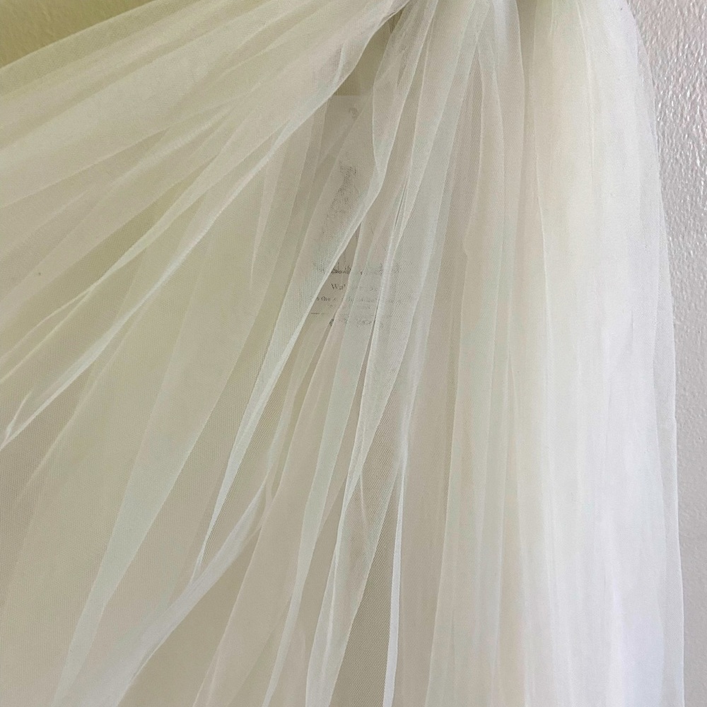 NEVER WORN gorgeous cathedral length wedding veil
